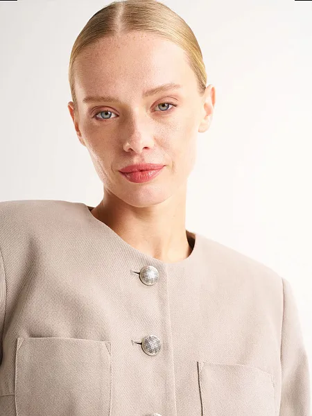 Укороченный жакет с прямым рукавом