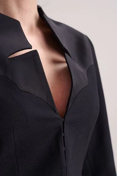 Приталенный жакет с фигурной кокеткой из атласа 