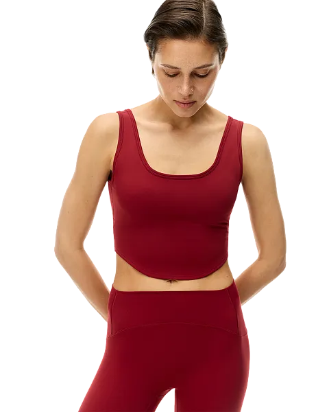 Спортивный топ с прорезью на спине