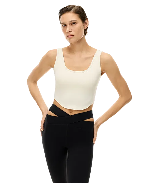 Спортивный топ с прорезью на спине