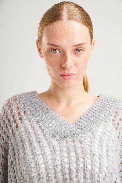 Оверсайз свитер с V-образным вырезом