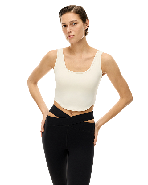 Спортивный топ с прорезью на спине